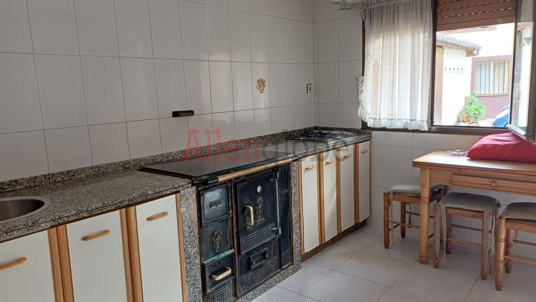 2 slaapkamer Halfvrijstaande villa te koop in Oviedo - € 50.000 (Ref: 9348628)