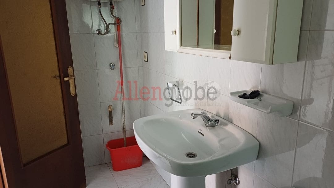 2 slaapkamer Halfvrijstaande villa te koop in Oviedo - € 50.000 (Ref: 9348628)