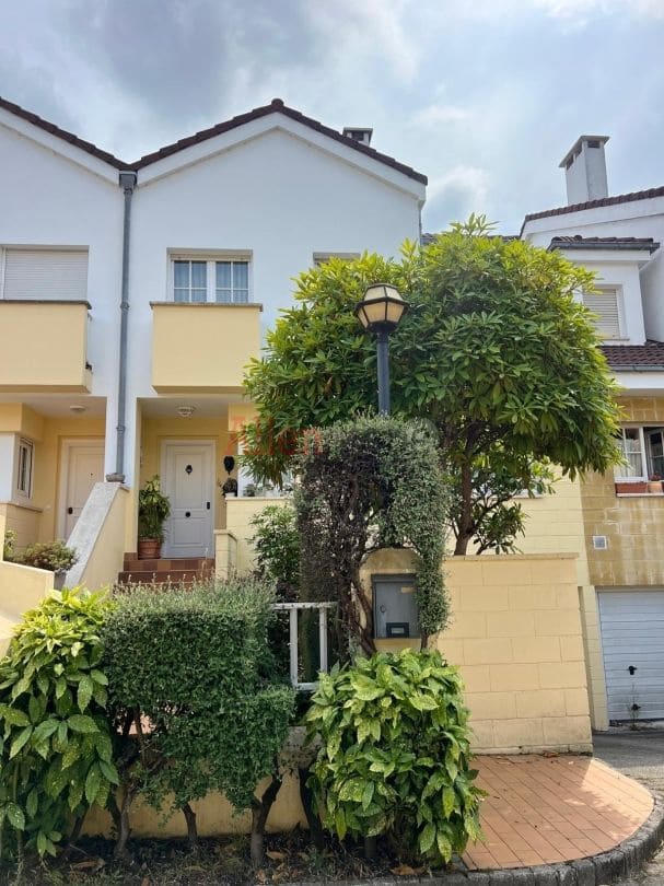 4 slaapkamer Halfvrijstaande villa te koop in Llanera - € 390.000 (Ref: 9355341)