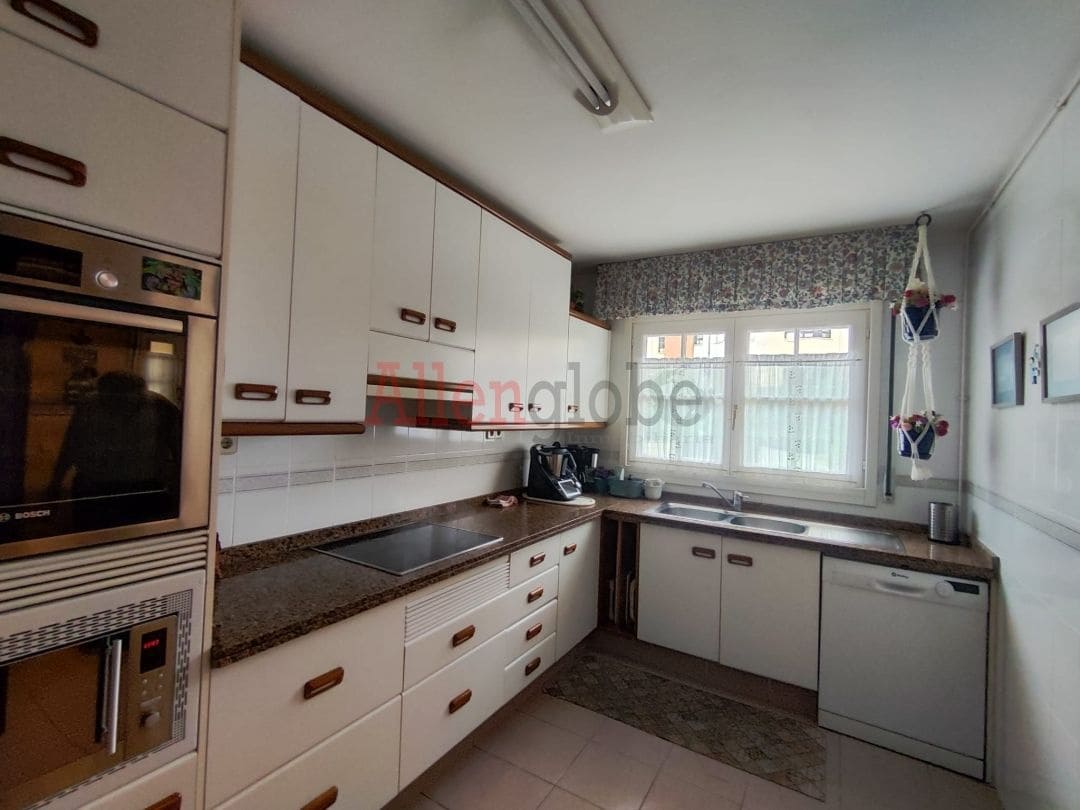 4 slaapkamer Halfvrijstaande villa te koop in Llanera - € 390.000 (Ref: 9355341)