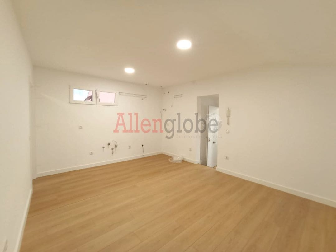 2 bedroom Flat for sale in Mieres - € 72,000 (Ref: 9481674)