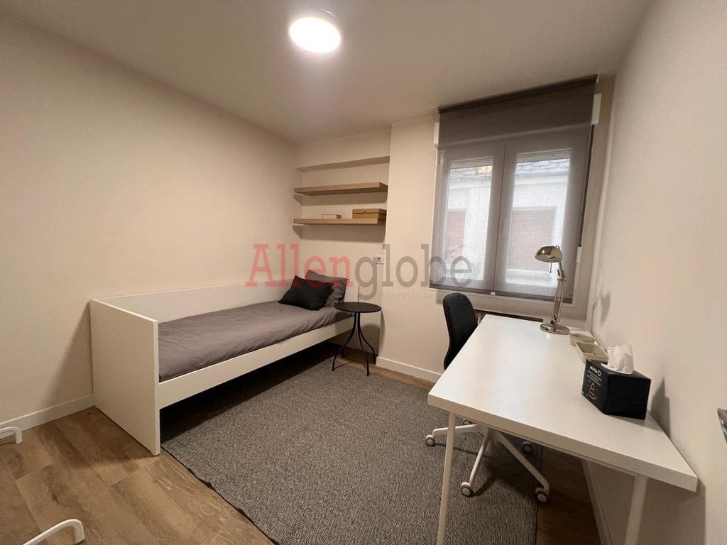 3 slaapkamer Flat te huur in Oviedo - € 1.290 (Ref: 9500656)