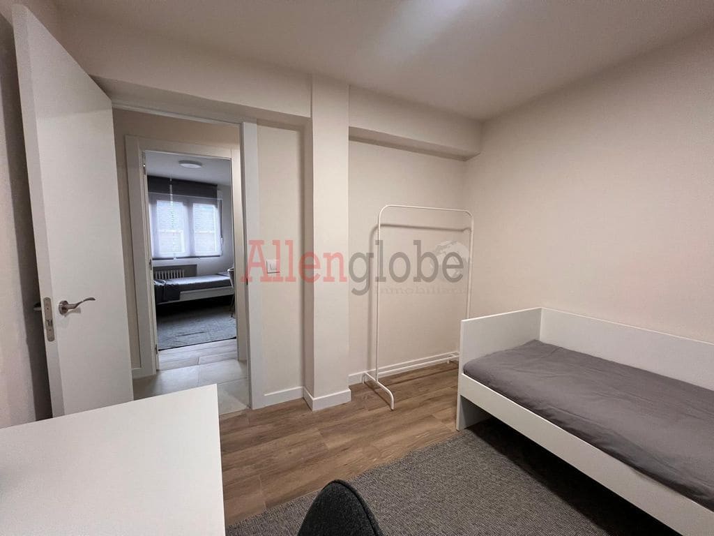 3 slaapkamer Flat te huur in Oviedo - € 1.290 (Ref: 9500656)