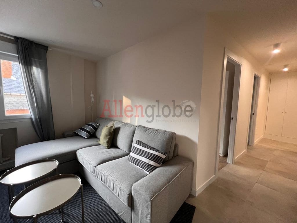 3 slaapkamer Flat te huur in Oviedo - € 1.290 (Ref: 9500656)