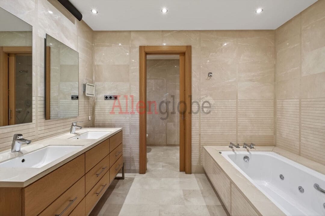 2 soverom Leilighet til salgs i Marbella med svømmebasseng - € 1 080 000 (Ref: 9557464)