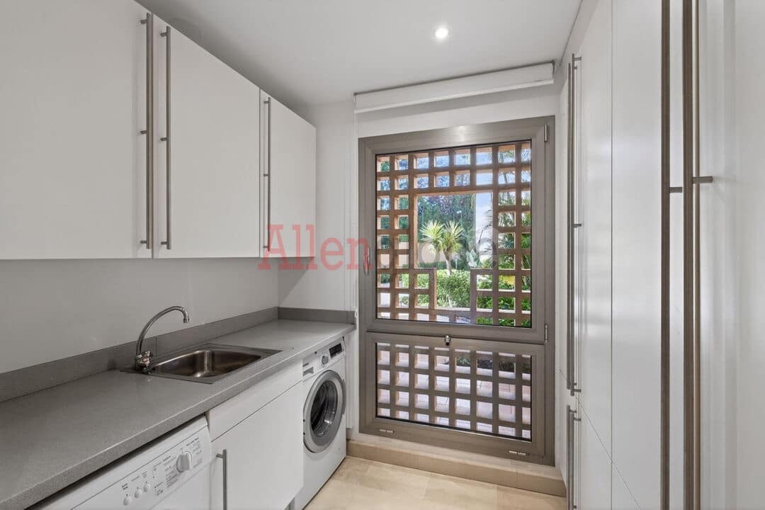 2 soverom Leilighet til salgs i Marbella med svømmebasseng - € 1 080 000 (Ref: 9557464)