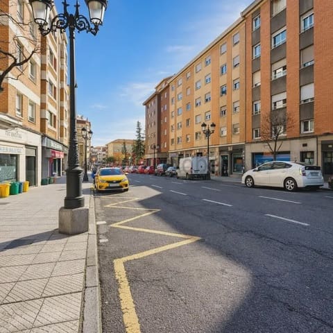 Garage till salu i Centro Urbano, Oviedo - 6 900 € (Ref: 9600010)