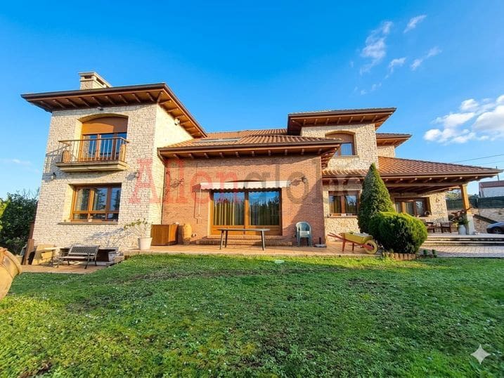 6 bedroom Villa for sale in Castrillon - € 1,250,000 (Ref: 9682247)