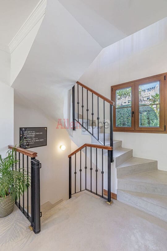 4 quarto Moradia para venda em Estepona com piscina - 1 690 000 € (Ref: 9800966)