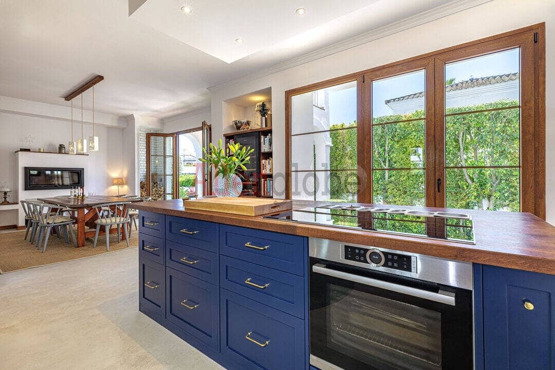 4 quarto Moradia para venda em Estepona com piscina - 1 690 000 € (Ref: 9800966)