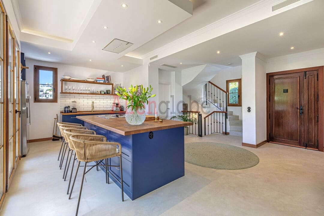 4 quarto Moradia para venda em Estepona com piscina - 1 690 000 € (Ref: 9800966)