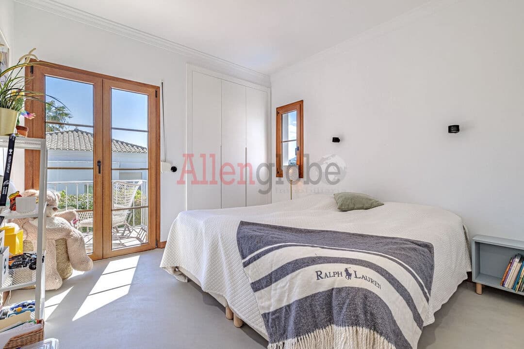 4 quarto Moradia para venda em Estepona com piscina - 1 690 000 € (Ref: 9800966)