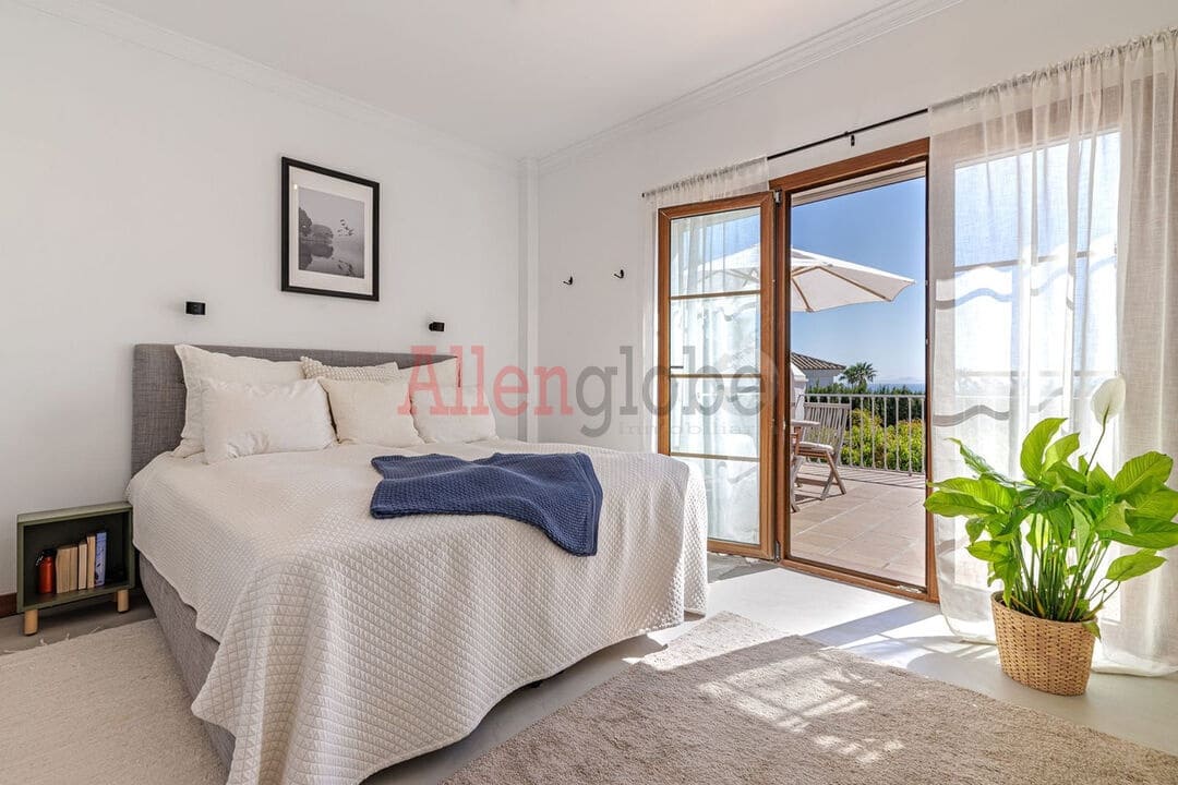 4 quarto Moradia para venda em Estepona com piscina - 1 690 000 € (Ref: 9800966)