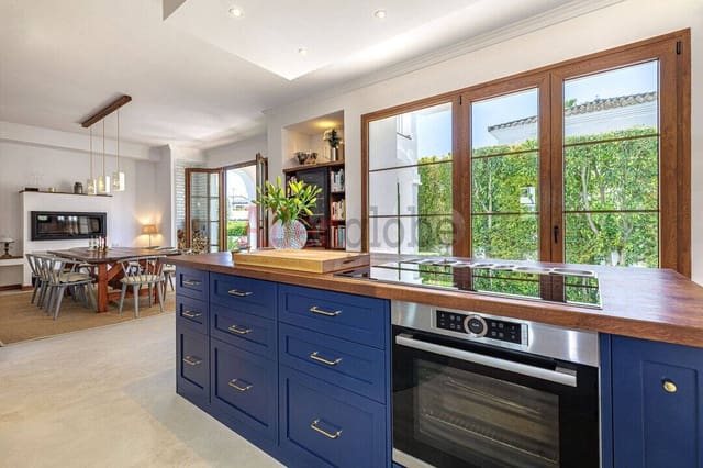 4 quarto Moradia para venda em El Velerín, Estepona com piscina - 1 690 000 € (Ref: 9800966)