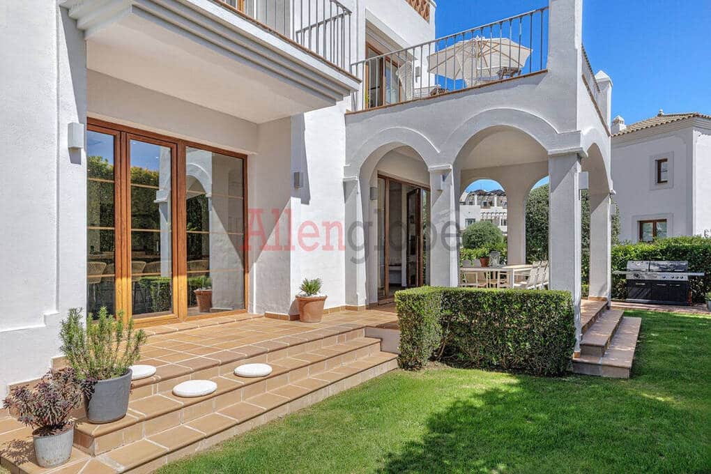 4 quarto Moradia para venda em Estepona com piscina - 1 690 000 € (Ref: 9800966)