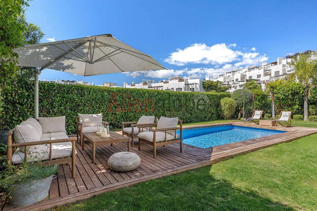 4 quarto Moradia para venda em Estepona com piscina - 1 690 000 € (Ref: 9800966)