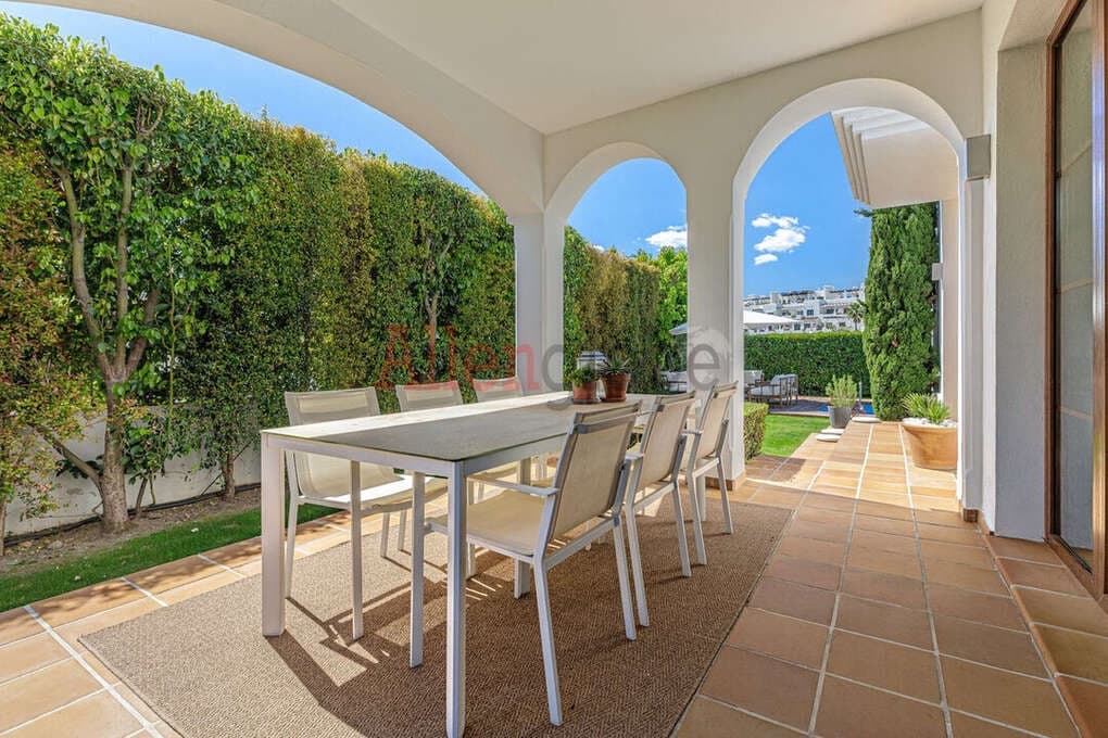 4 quarto Moradia para venda em Estepona com piscina - 1 690 000 € (Ref: 9800966)