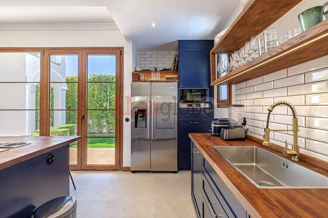 4 quarto Moradia para venda em Estepona com piscina - 1 690 000 € (Ref: 9800966)