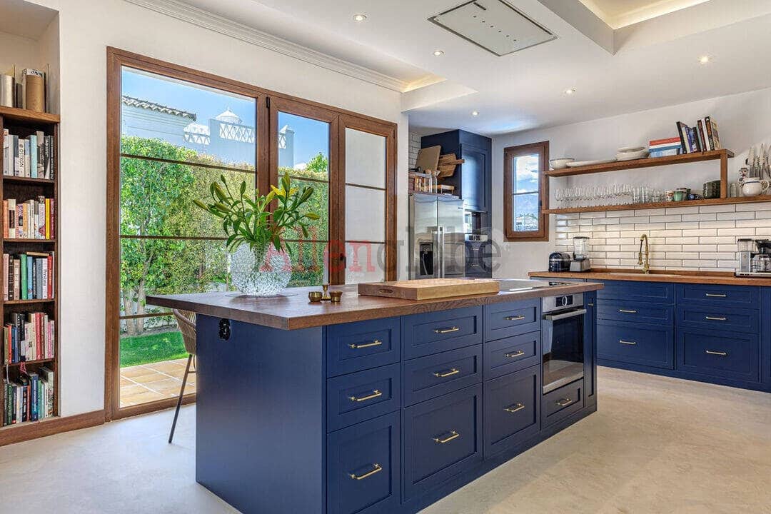 4 quarto Moradia para venda em Estepona com piscina - 1 690 000 € (Ref: 9800966)