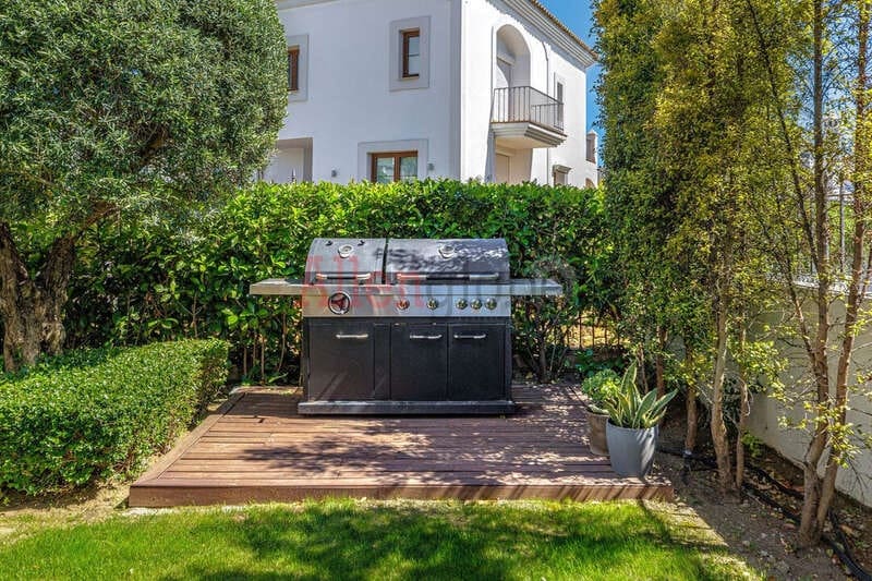 4 quarto Moradia para venda em Estepona com piscina - 1 690 000 € (Ref: 9800966)