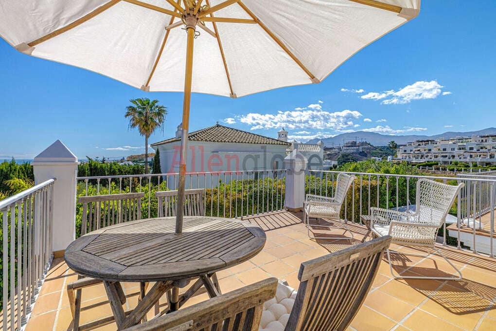 4 quarto Moradia para venda em Estepona com piscina - 1 690 000 € (Ref: 9800966)
