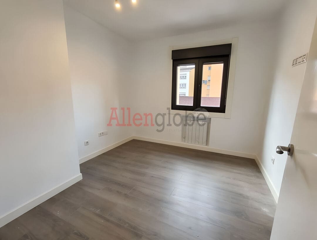 3 bedroom Flat for sale in Mieres - € 128,000 (Ref: 9802971)