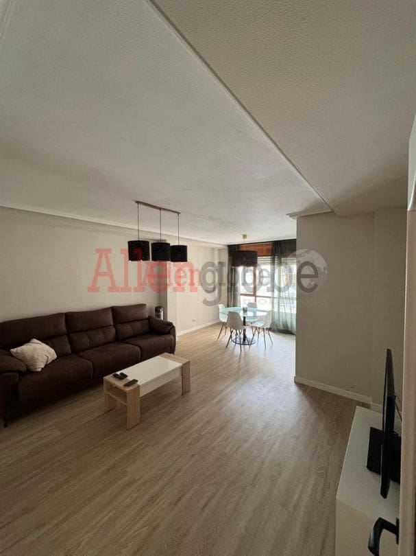 2 quarto Apartamento para arrendar em Oviedo - 740 € (Ref: 9807201)