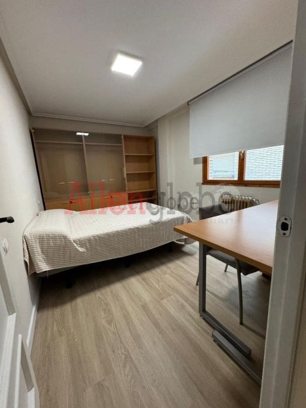 2 quarto Apartamento para arrendar em Oviedo - 740 € (Ref: 9807201)