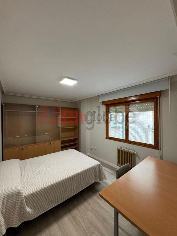 2 quarto Apartamento para arrendar em Oviedo - 740 € (Ref: 9807201)