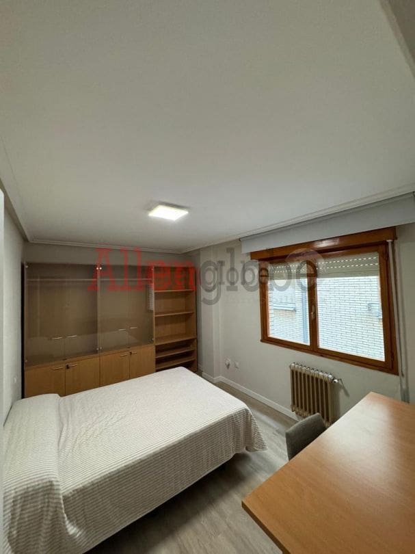 2 quarto Apartamento para arrendar em Oviedo - 740 € (Ref: 9807201)