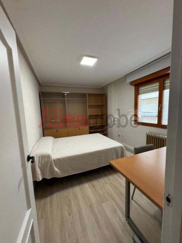 2 quarto Apartamento para arrendar em Oviedo - 740 € (Ref: 9807201)