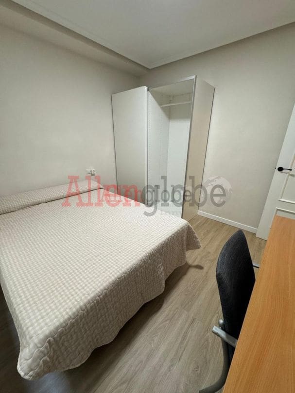 2 quarto Apartamento para arrendar em Oviedo - 740 € (Ref: 9807201)