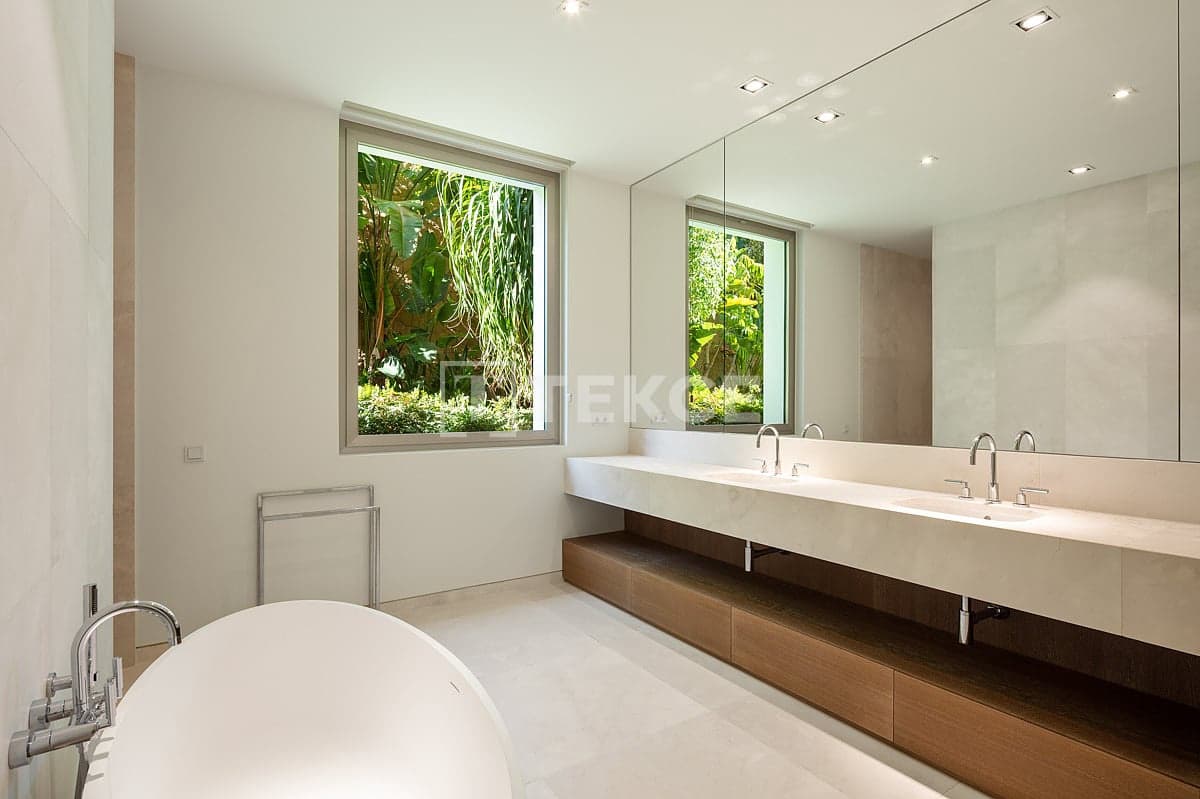 5 bedroom Villa for sale in Casares with pool - € 6,500,000 (Ref: 10000237)