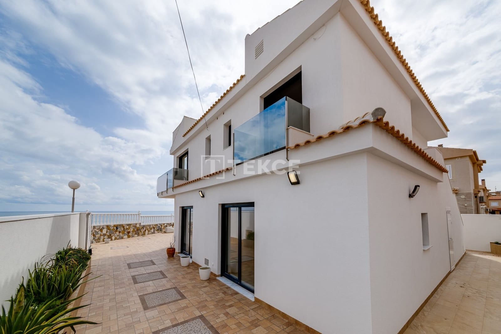 4 bedroom Villa for sale in Torrevieja with pool - € 990,000 (Ref: 10034791)