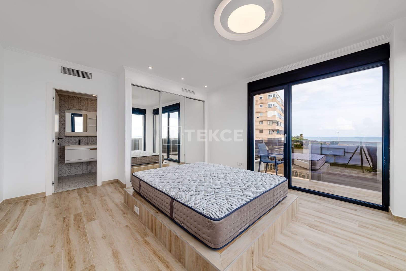 4 bedroom Villa for sale in Torrevieja with pool - € 990,000 (Ref: 10034791)