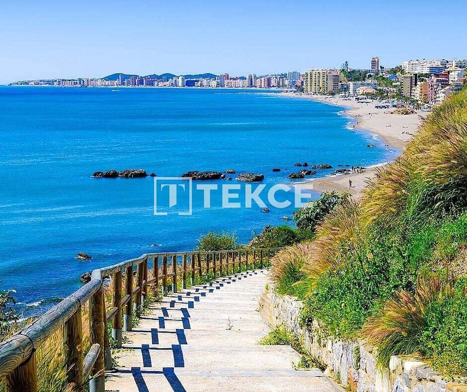 Piso de 2 habitaciones en Fuengirola en venta con piscina - 1.415.000 € (Ref: 10131033)