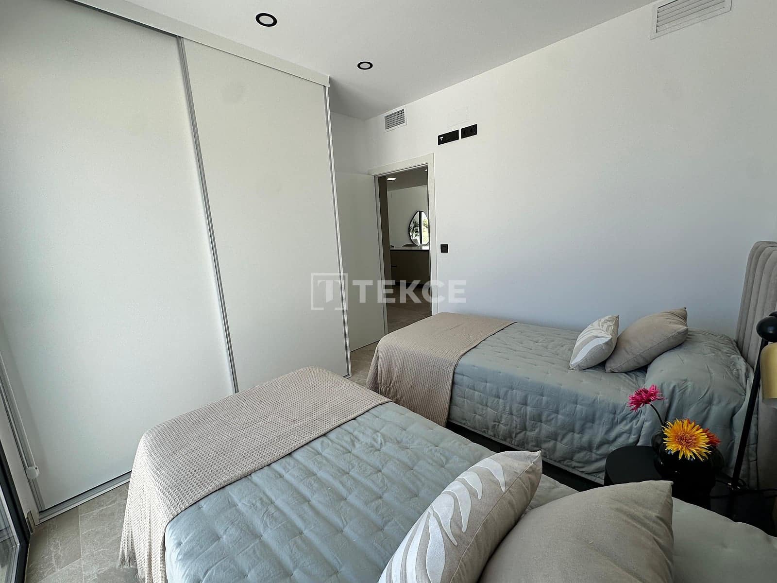 2 slaapkamer Flat te koop in Los Alcazares met zwembad garage - € 318.000 (Ref: 10165950)