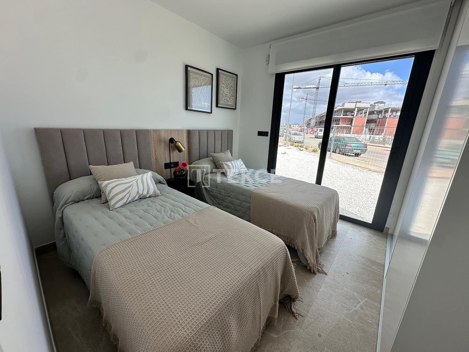 2 slaapkamer Flat te koop in Los Alcazares met zwembad garage - € 318.000 (Ref: 10165950)