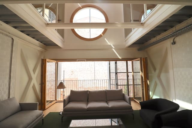 1 soveværelse Villa til salg i Provençals del Poblenou, Barcelona by med swimmingpool - € 1.025.000 (Ref: 10182273)