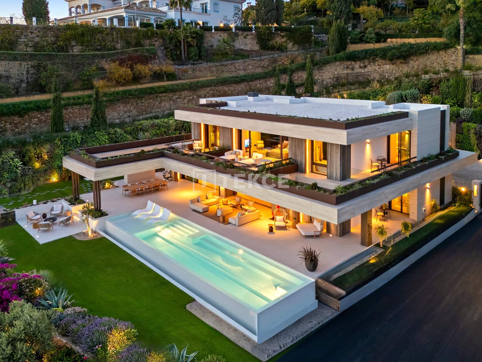 5 bedroom Villa for sale in Benahavis with pool - € 6,495,000 (Ref: 8964937)