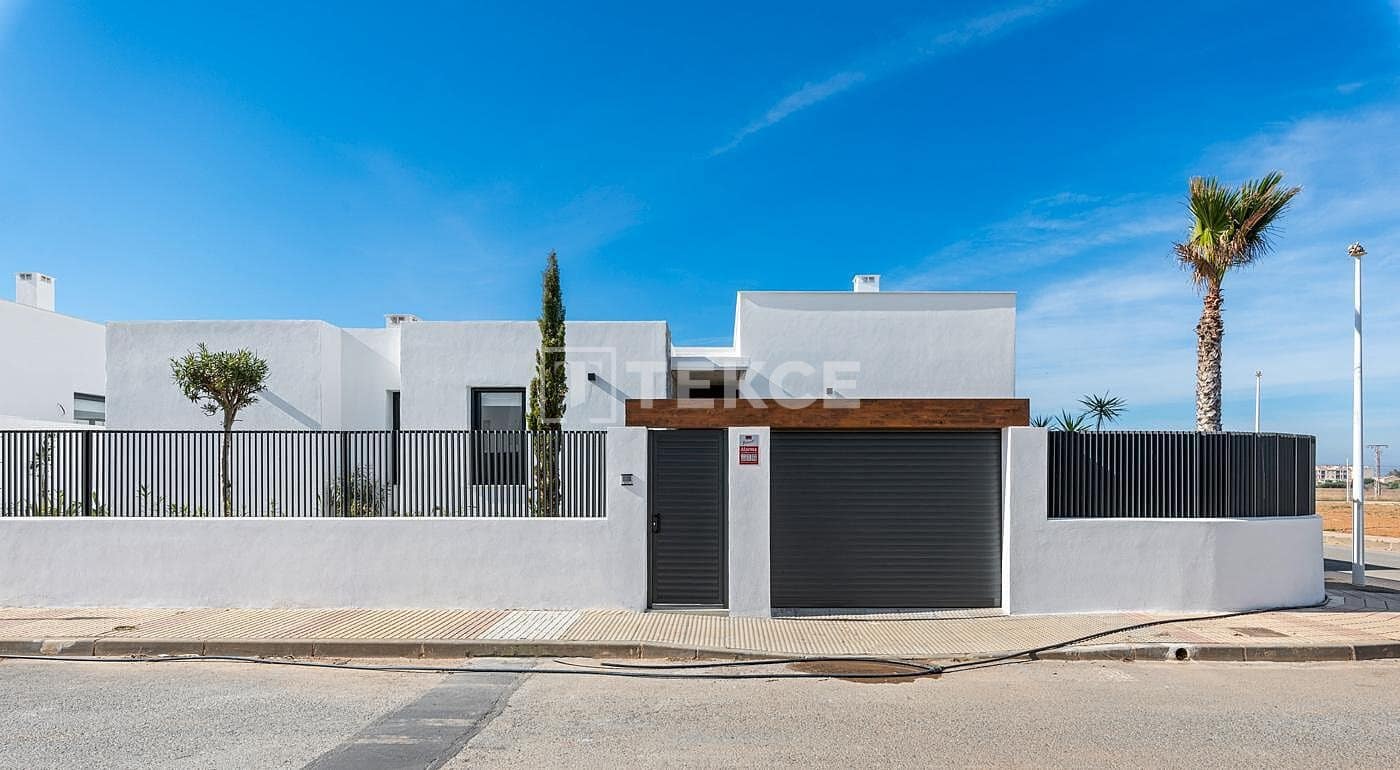 3 soveværelse Villa til salg i Mar de Cristal med swimmingpool - € 549.000 (Ref: 8965045)