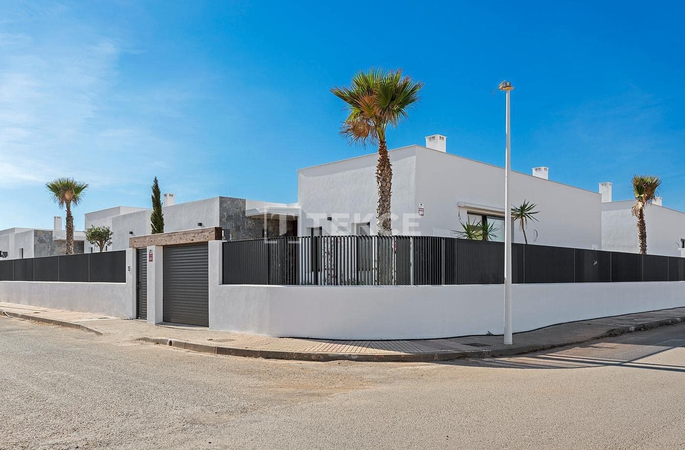 3 soveværelse Villa til salg i Mar de Cristal med swimmingpool - € 549.000 (Ref: 8965045)