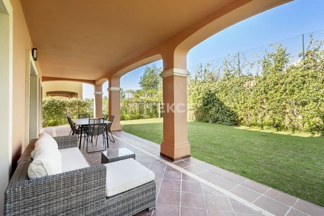 3 sovrum Villa till salu i Estepona med pool - 757 000 € (Ref: 8965253)