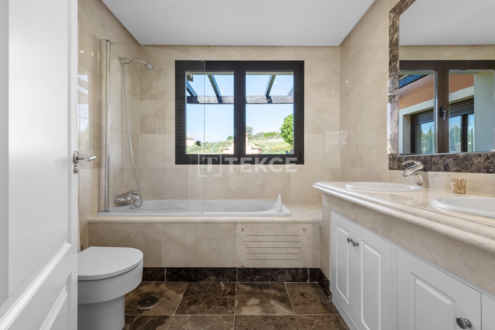 3 sypialnia Willa na sprzedaż w Estepona z basenem - 978 000 € (Ref: 8965254)