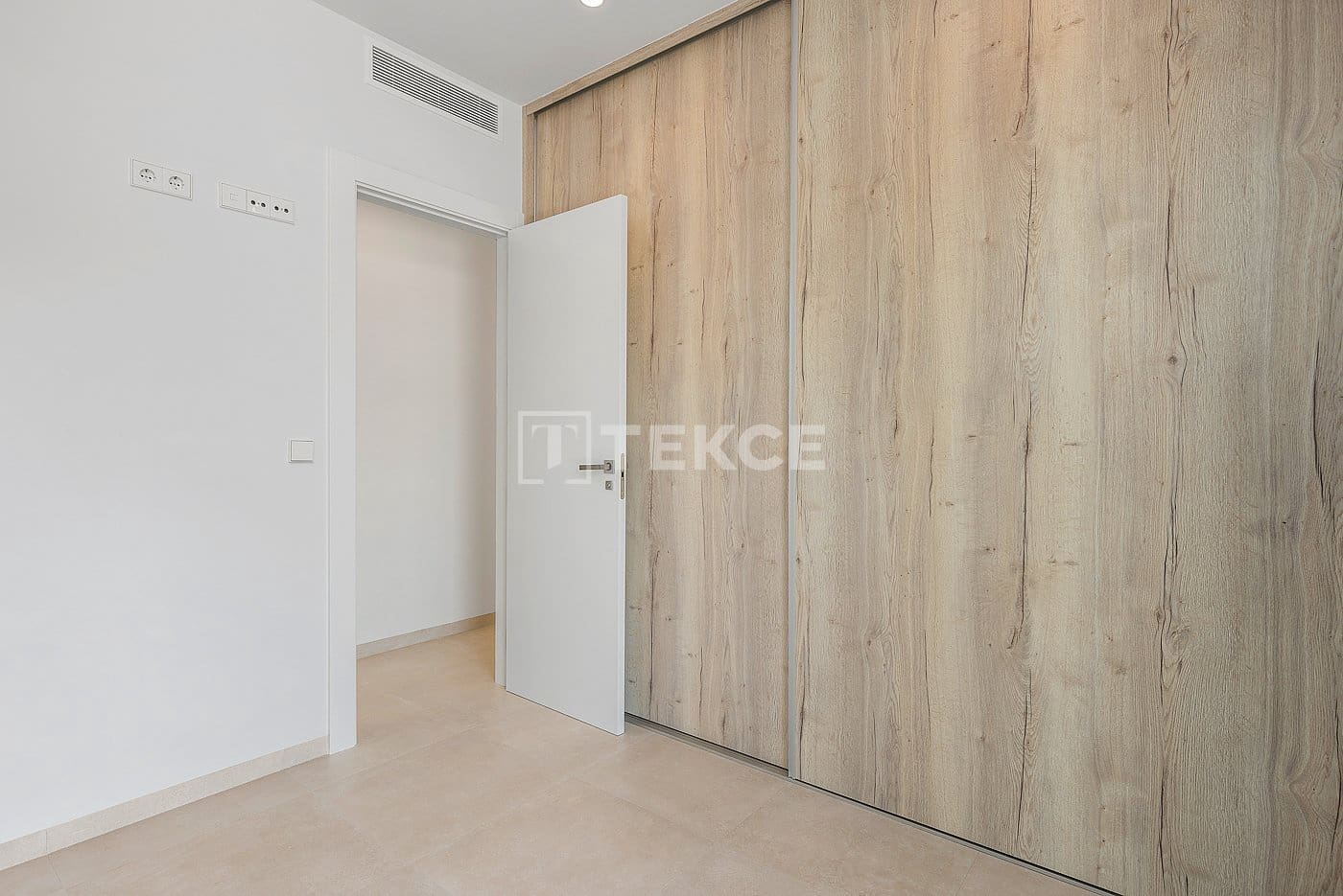 3 sypialnia Willa na sprzedaż w Los Alcazares z basenem - 490 000 € (Ref: 8965256)