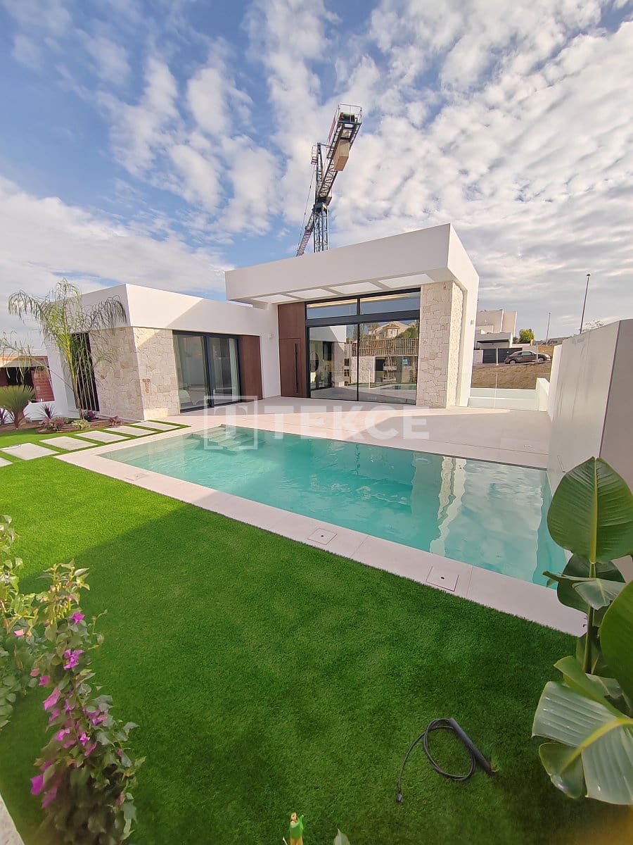 3 bedroom Villa for sale in Rojales with pool - € 575,000 (Ref: 8965261)