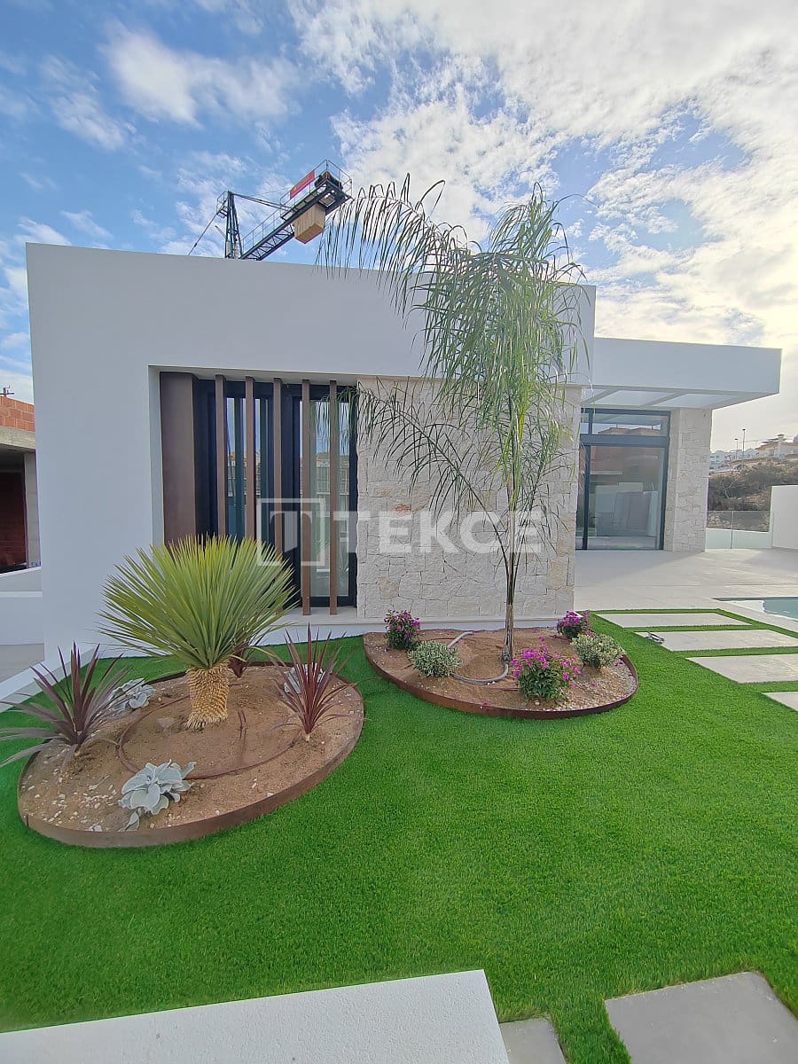 3 bedroom Villa for sale in Rojales with pool - € 575,000 (Ref: 8965261)