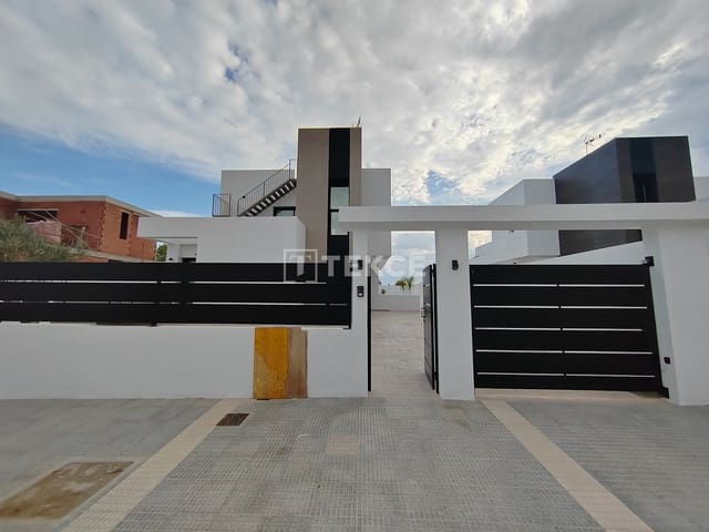 4 slaapkamer Villa te koop in Playa de San Juan, Alicante stad met zwembad - € 950.000 (Ref: 8965280)