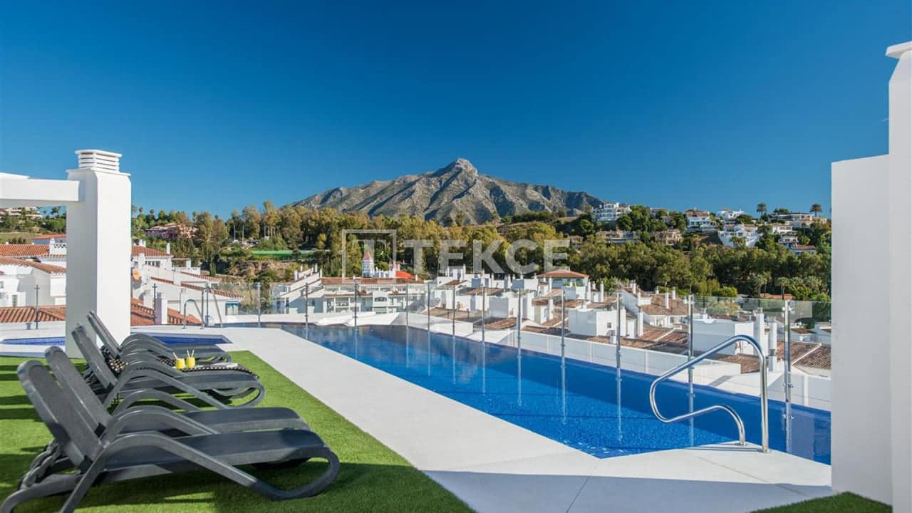 2 bedroom Flat for sale in Nueva Andalucia with pool - € 445,000 (Ref: 8965296)