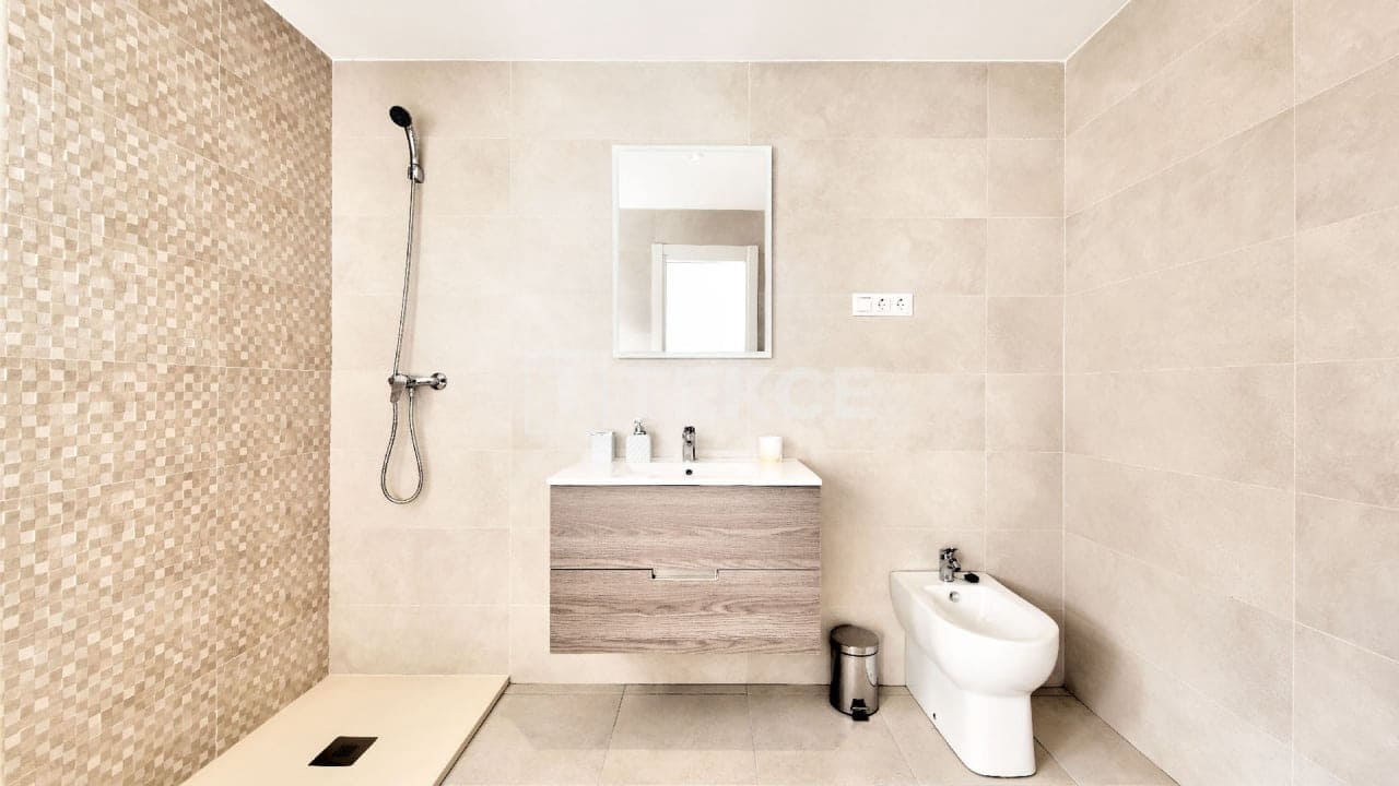 4 Zimmer Wohnung zu verkaufen in Nueva Andalucia mit Pool - 495.000 € (Ref: 8965297)